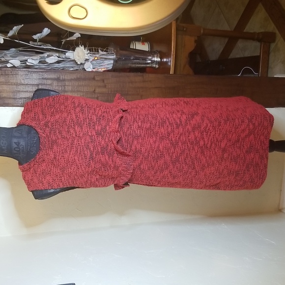 Red textured dress - Picture 1 of 9